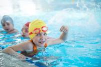 Kinderschwimmen, Kinderschwimmkurs, im Leistungsschwimmen ballt Mädchen die Faust